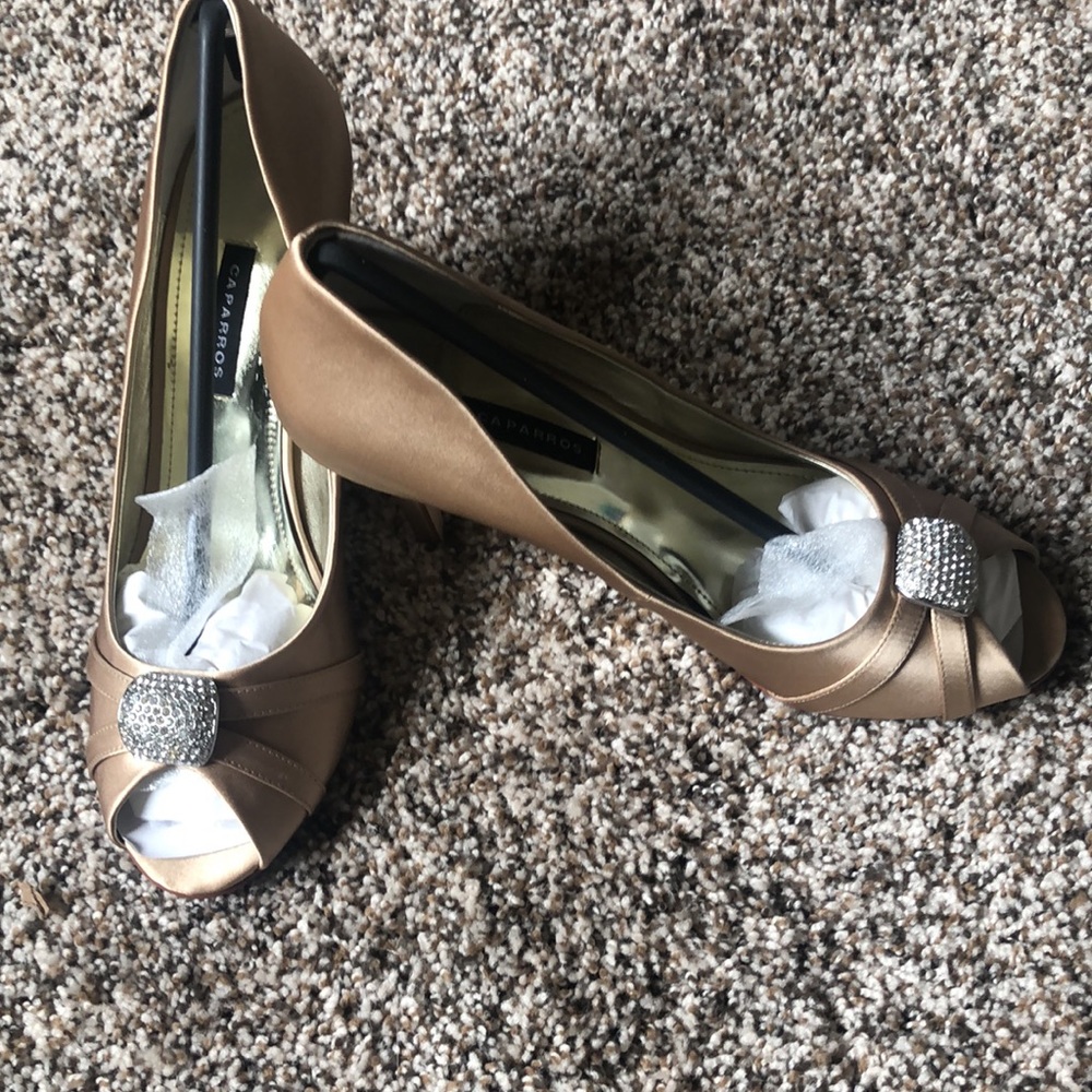 NIB Women’s gold high heels size 8.5